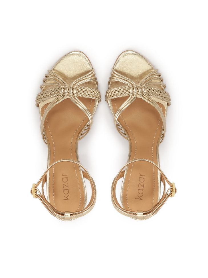 Złote sandały z plecionym paskiem i zapięciem na kostce