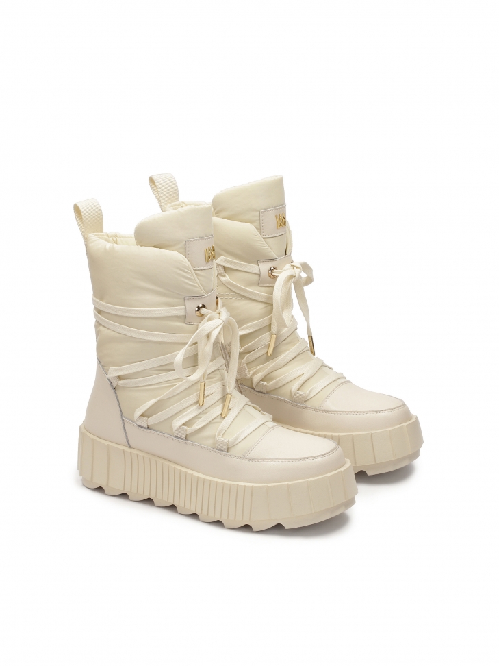 Modne śniegowce w beżowym kolorze