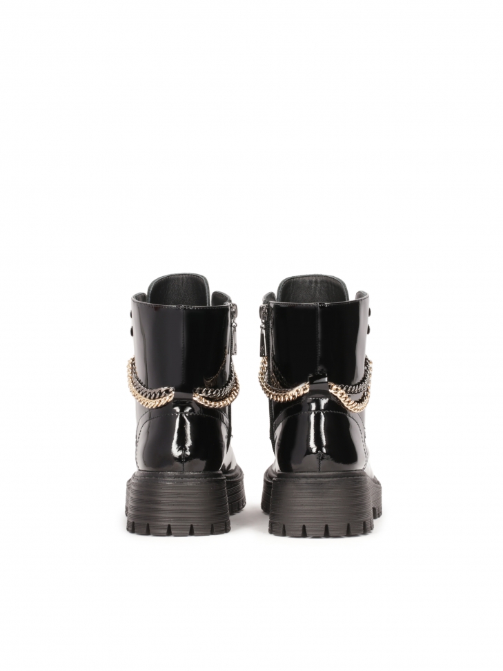 Lakierowane trzewiki z łańcuchami
