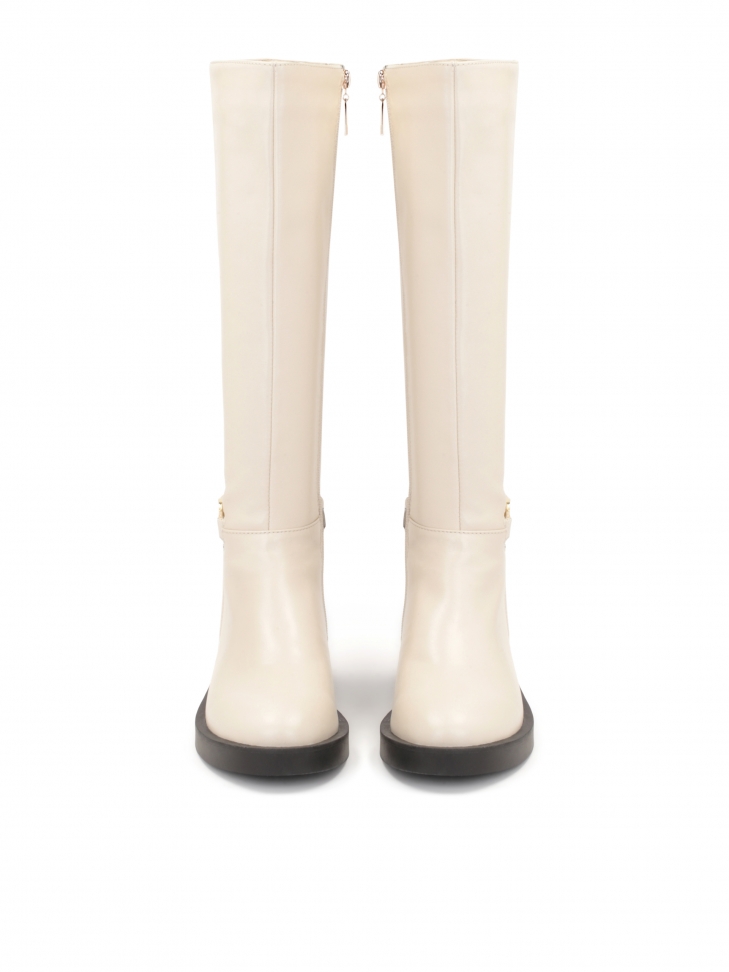 Beżowe kozaki na płaskiej czarnej podeszwie