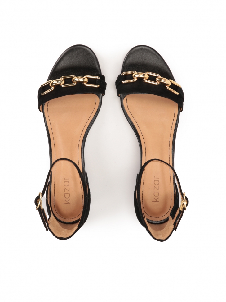 Zamszowe sandały z zaytą piętą i niskim obcasem