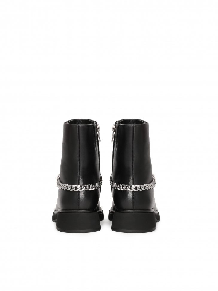 Czarne minimalistyczne botki na płaskiej podeszwie