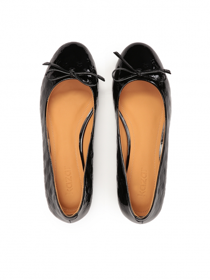 Lakierowane baleriny z zaoąglonym noskiem