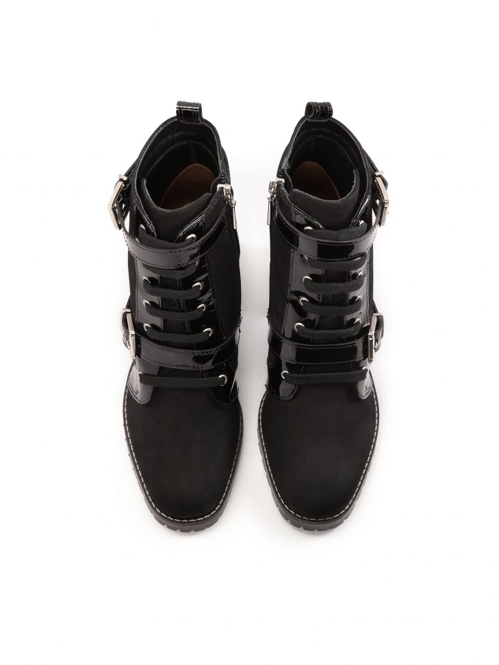 Ponadczasowe botki z łączonych materiałów