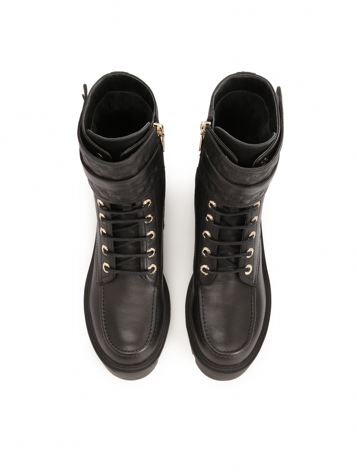 Czarne botki na klocku z klapą w monogramy KAZAR