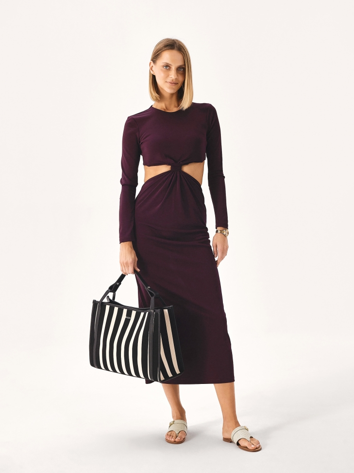 Płaskie klapki japonki z tłoczonej skóry