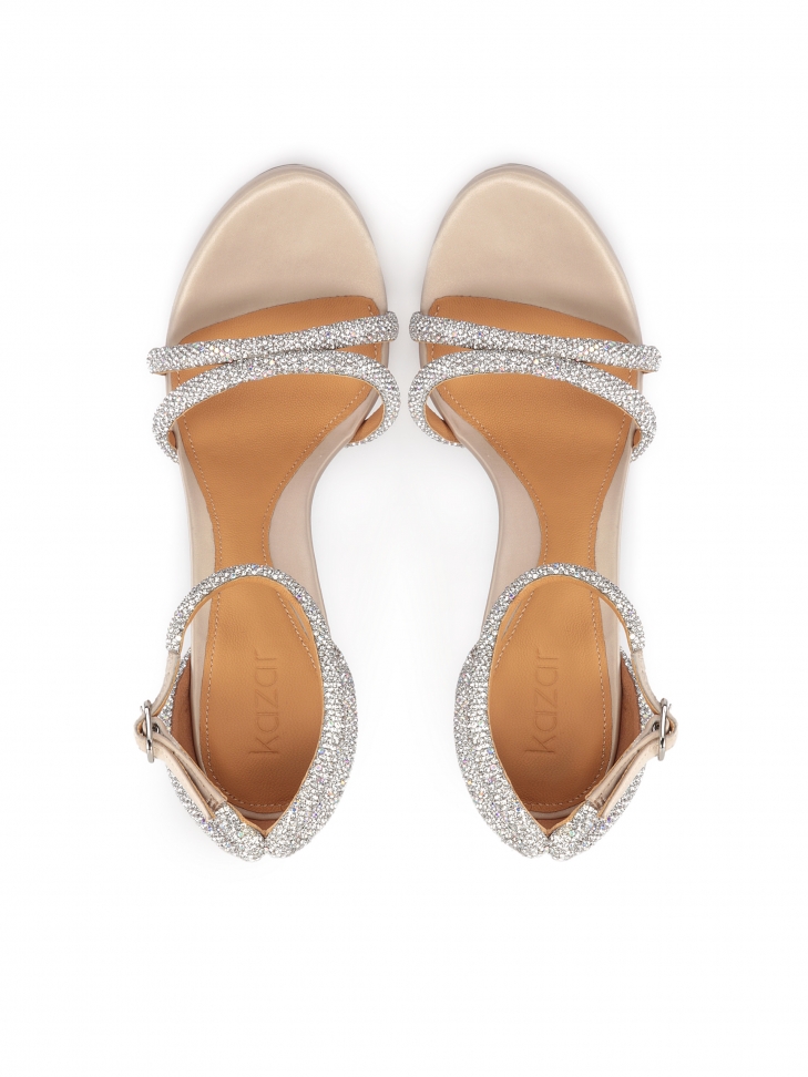 Wieczorowe sandały ze zdobionymi paskami