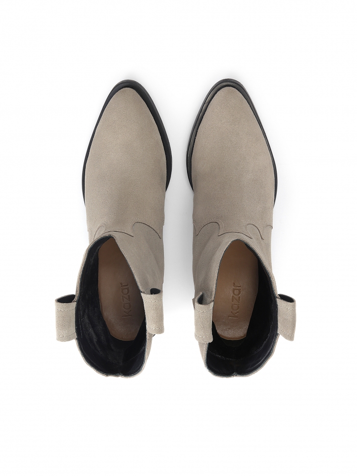 Zamszowe kowbojki taupe z wsuwaną cholewką i niskim obcasem