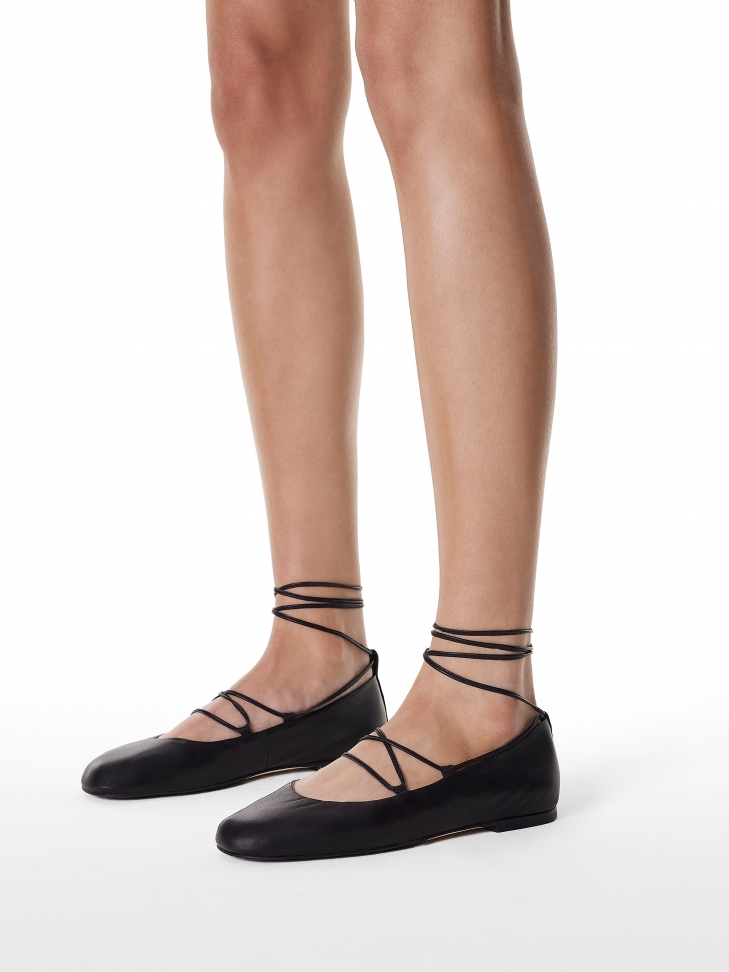 Czarne baleriny wiązane wokół kostki