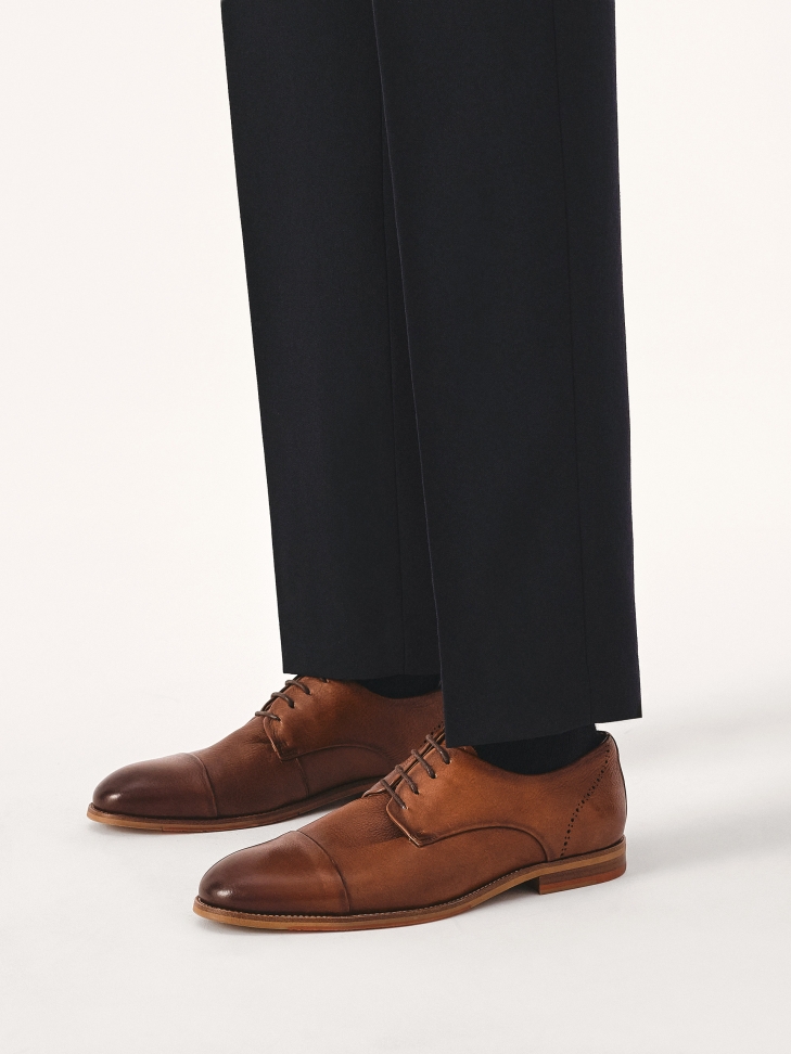 Skórzane półbuty z rozetowym zdobieniem na pięcie