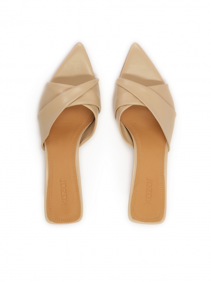 Eleganckie klapki na szpilce z ozdobnie zakładanym paskiem