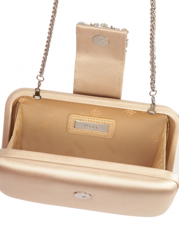 Mała wieczorowa torebka ze zdobionym zapięciem