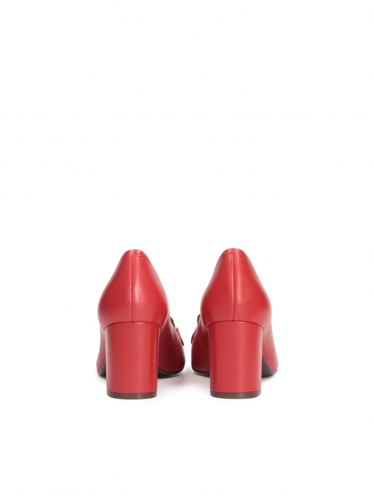 Czerwone czółenka z metalowymi ogniwami