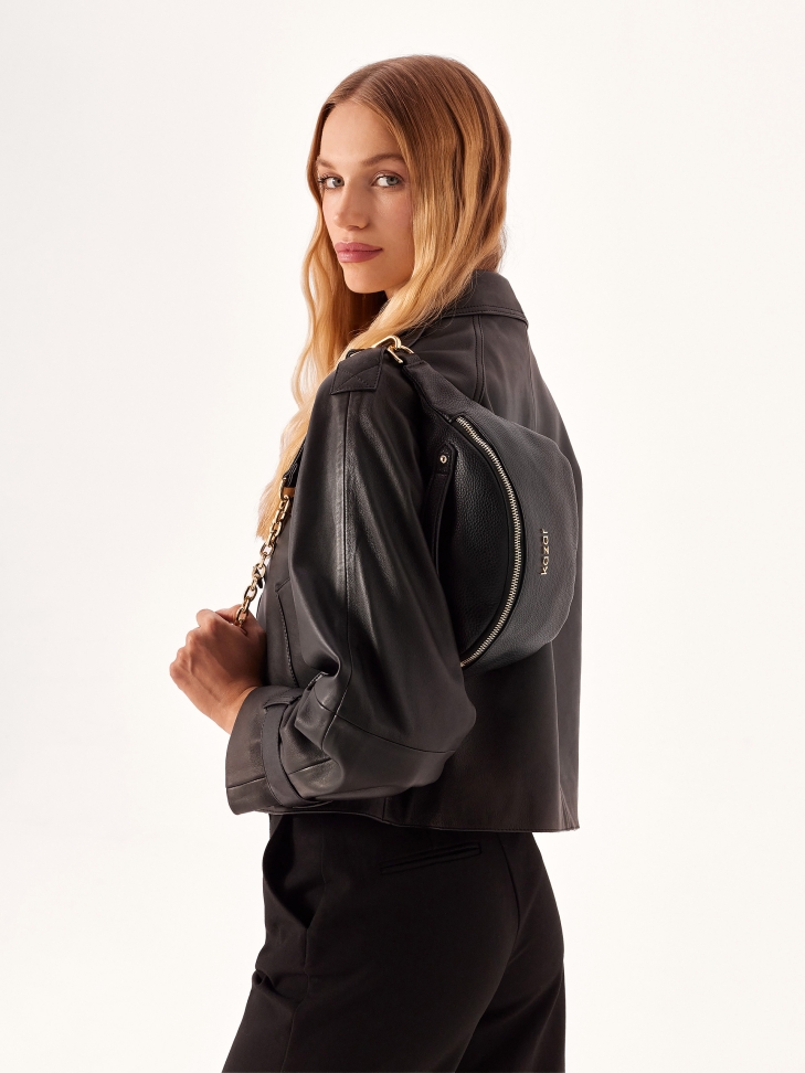 Skórzana nerka w czarnym kolorze ze otym okuciem