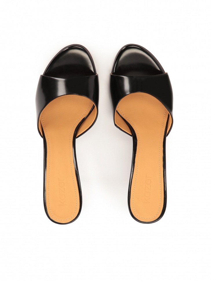 Minimalistyczne czarne klapki na wysokim obcasie