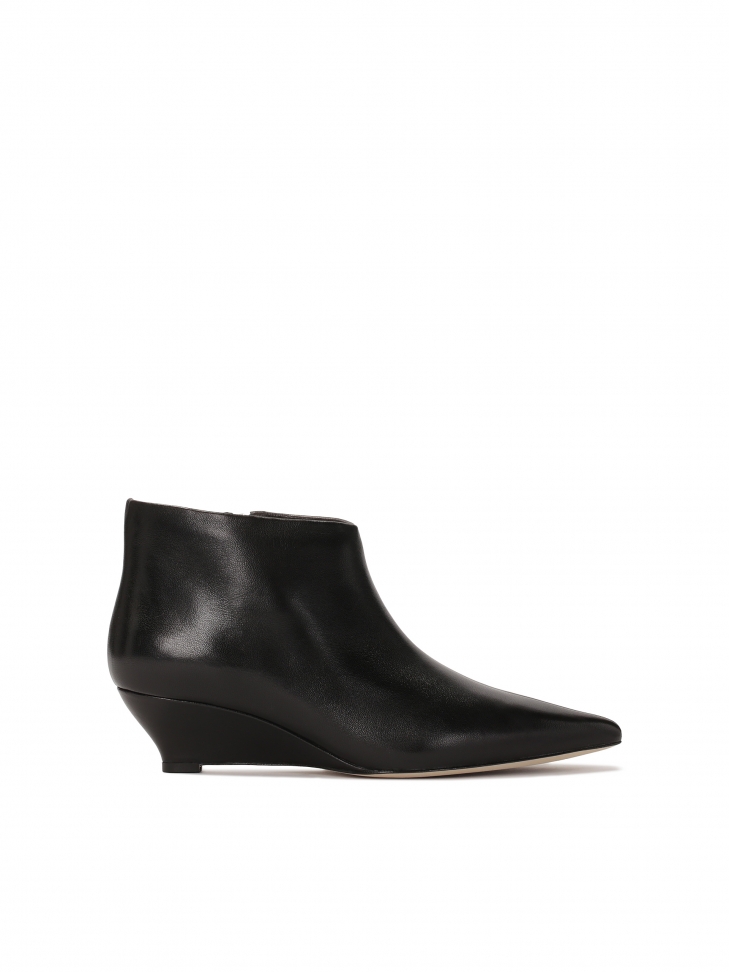 Czarne ótkie botki na koturnie