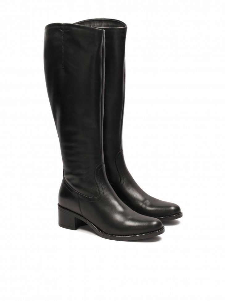 Czarne kozaki na obcasie z zaoągloną cholewką