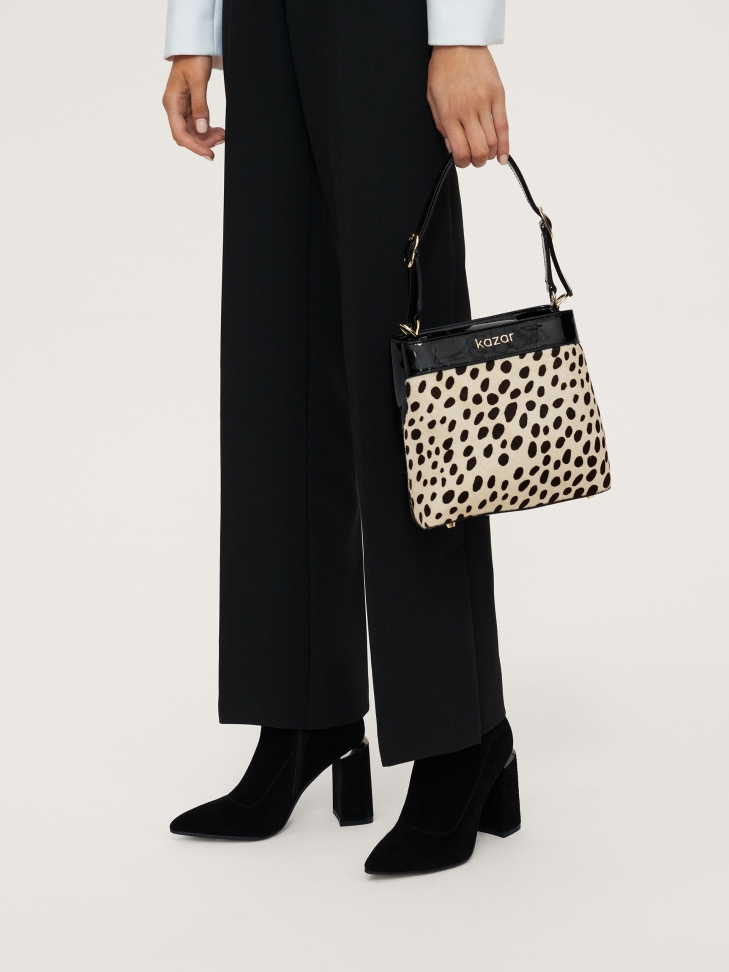 Zamszowe botki na słupku z metalową wstawką