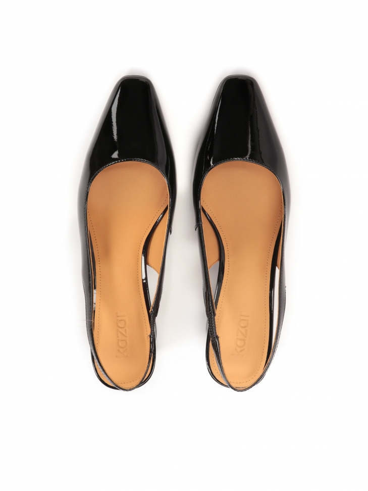 Lakierowane czółenka na słupku z odsłoniętymi piętami