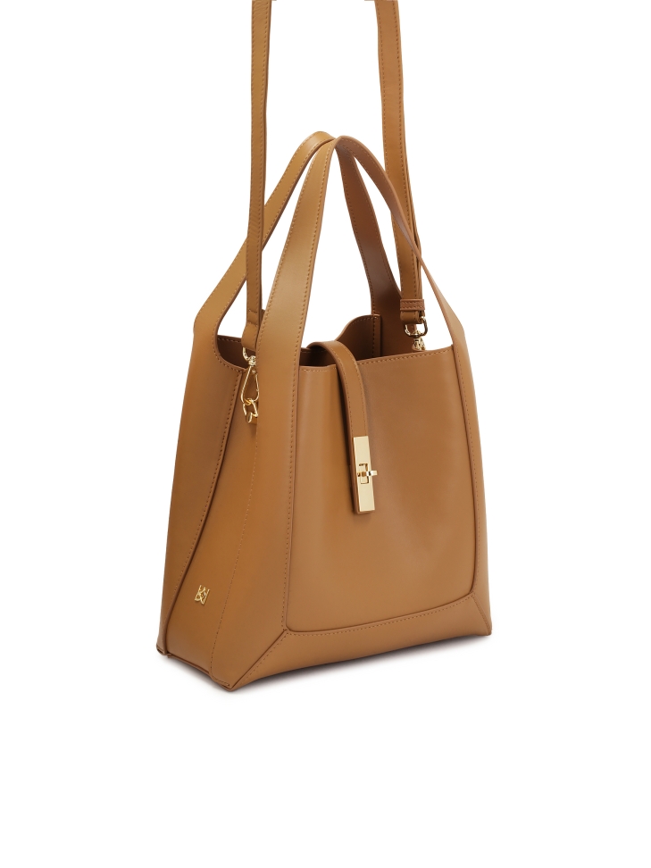 Jasnobrązowa torebka z eleganckim zapięciem