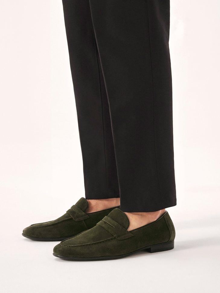 Zamszowe loafersy w khaki kolorze