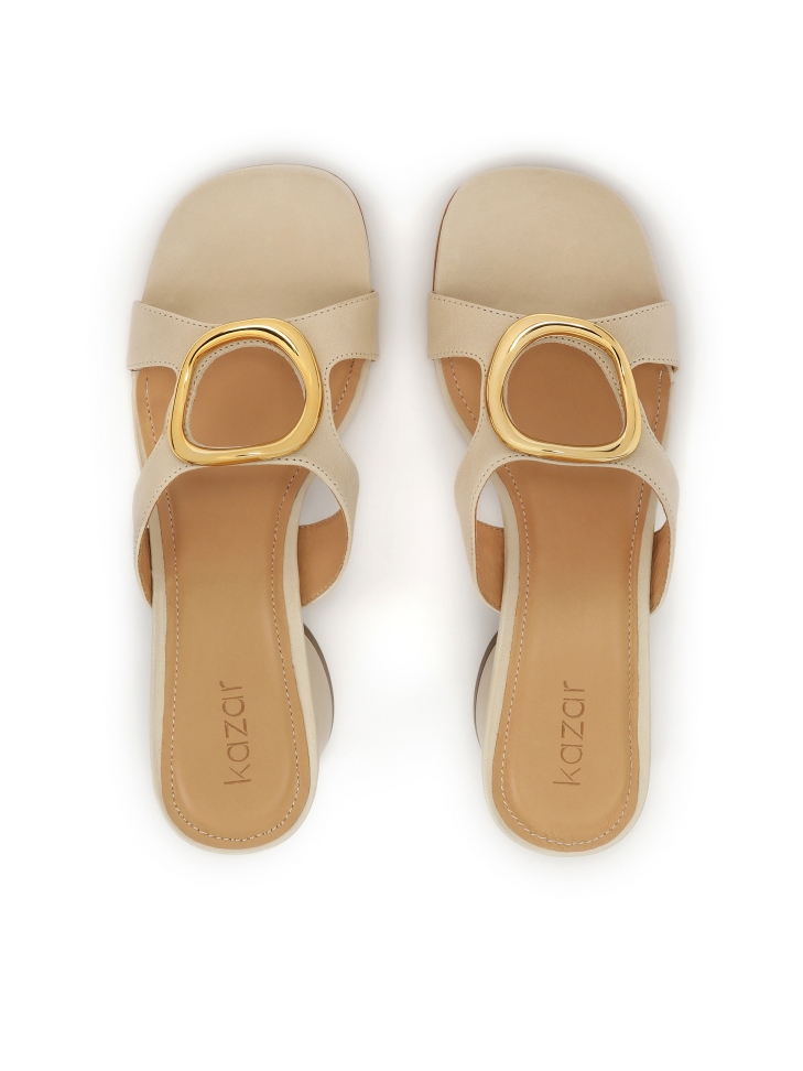 Skórzane klapki z metalową ozdobą na cholewce