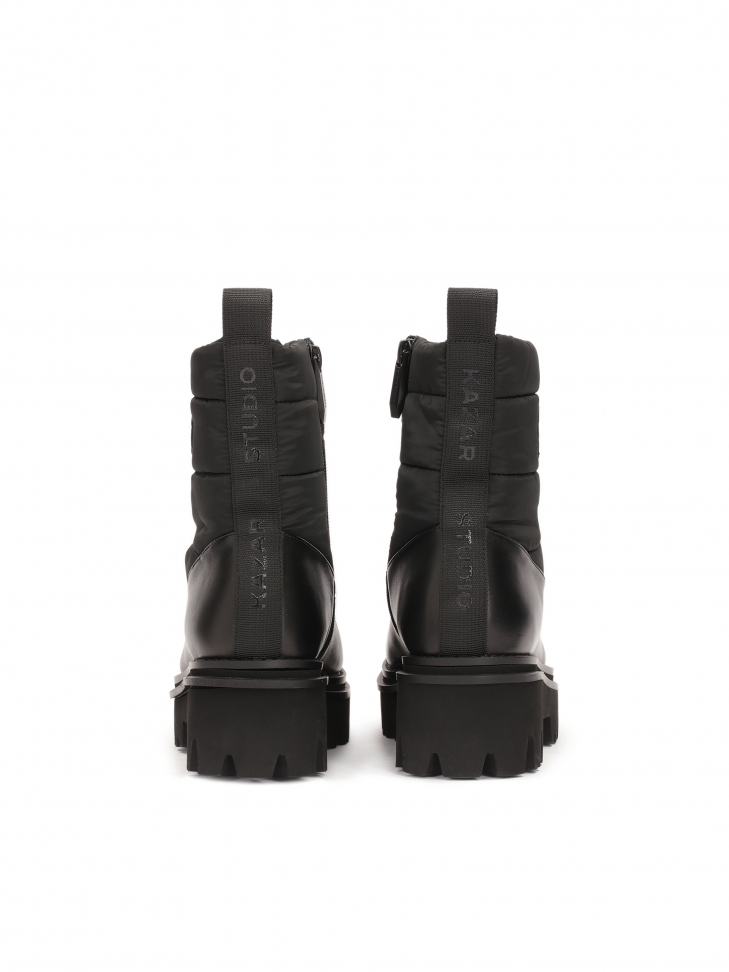 Czarne śniegowce na trepowej podeszwie