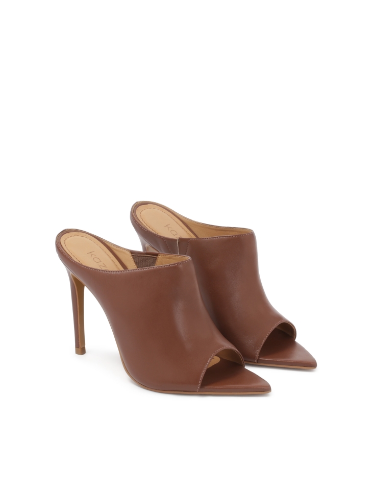 Brązowe klapki ze smukłym obcasem i noskiem w szpic