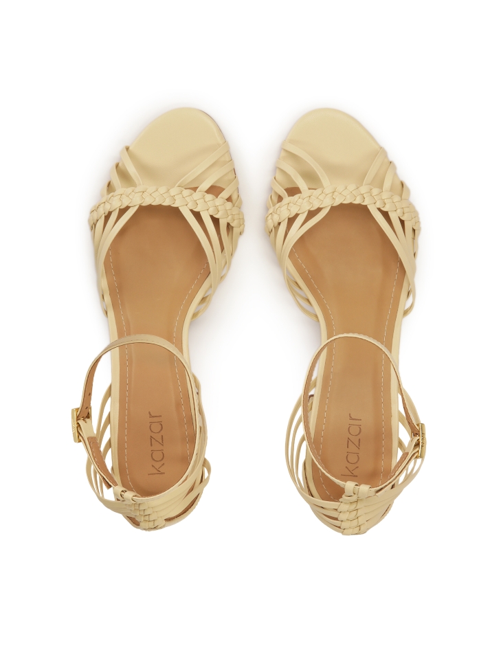 Sandały na niewysokim obcasie z cienkimi paskami