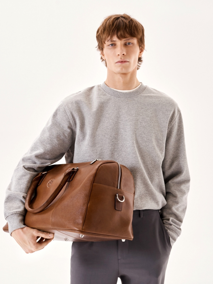 Brązowa torba podróżna