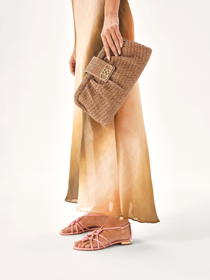 Różowe sandały na płaskim otym obcasie