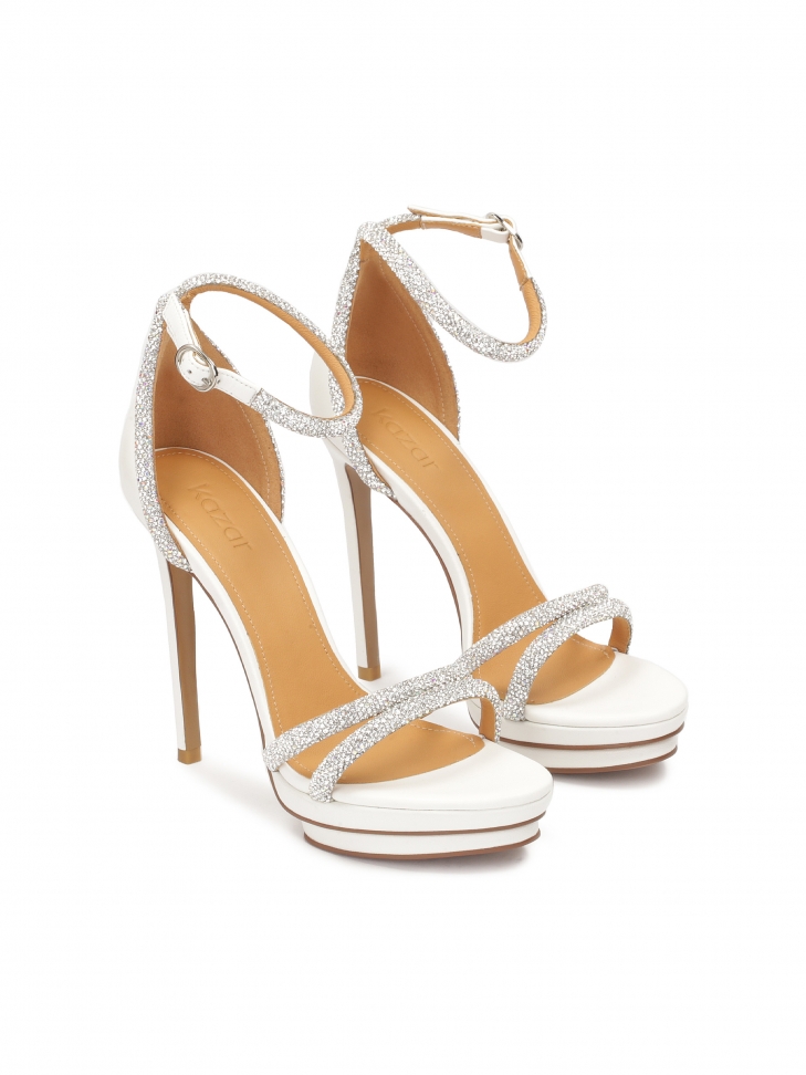 Białe ślubne sandały z platformą i yształkami