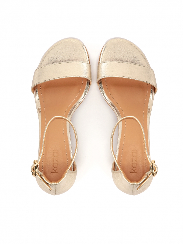 Złote sandały skórzane na szerokim obcasie
