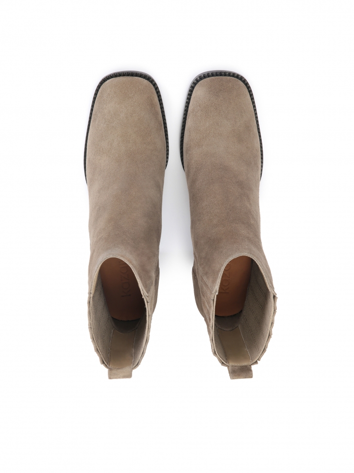Komfortowe ciemnobeżowe botki damskie z zamszu