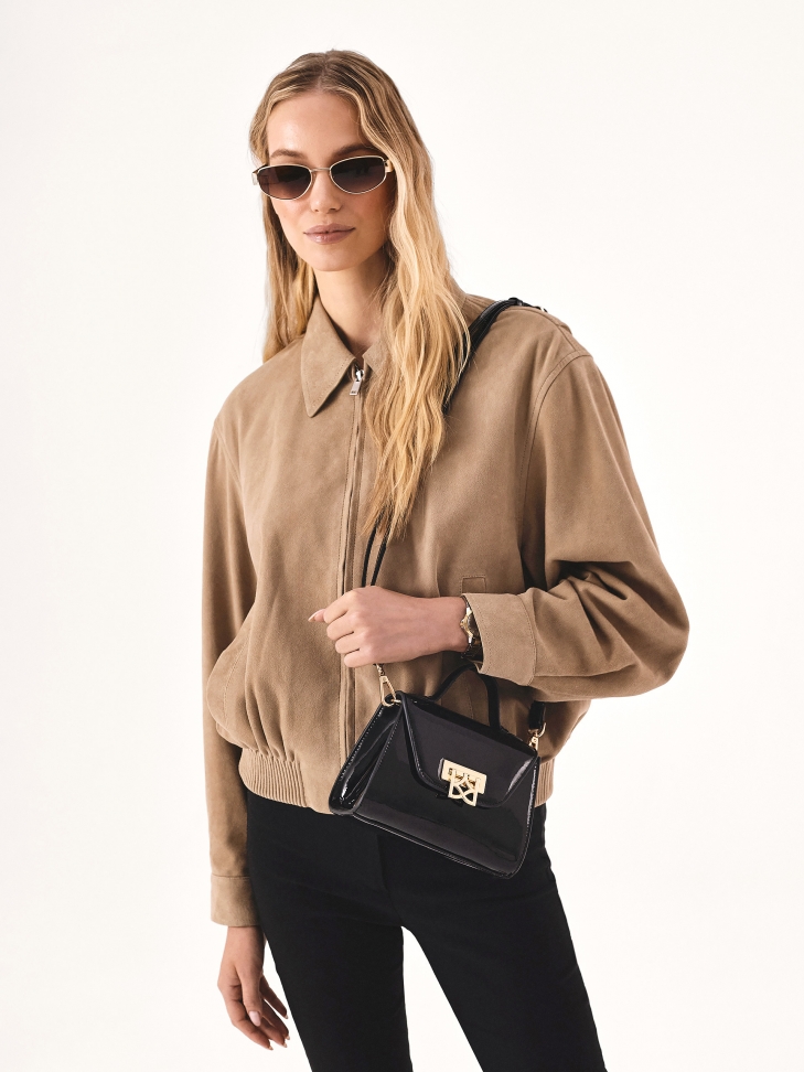 Elegancka lakierowana torebka z rączką