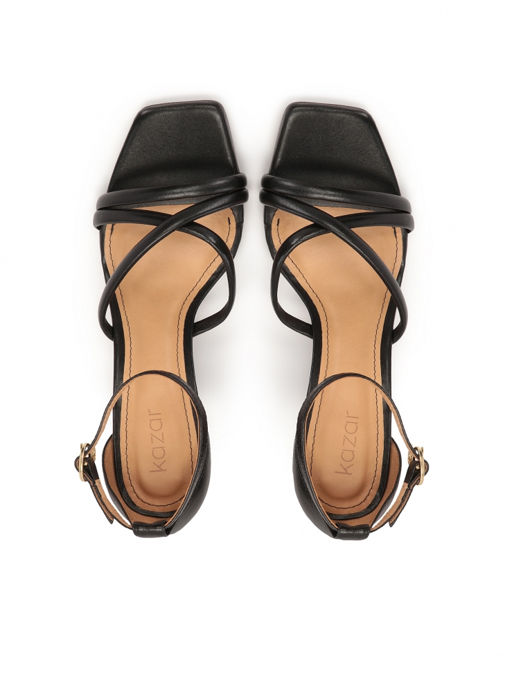 Czarne skórzane sandały z zaytą piętą