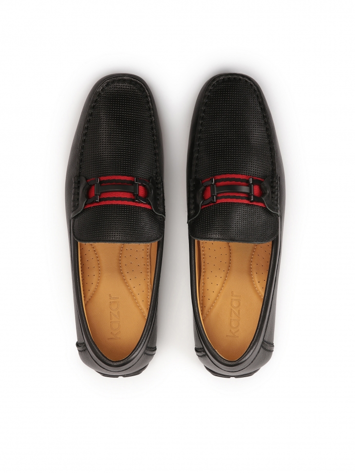 Czarne mokasyny z czerwonym paskiem