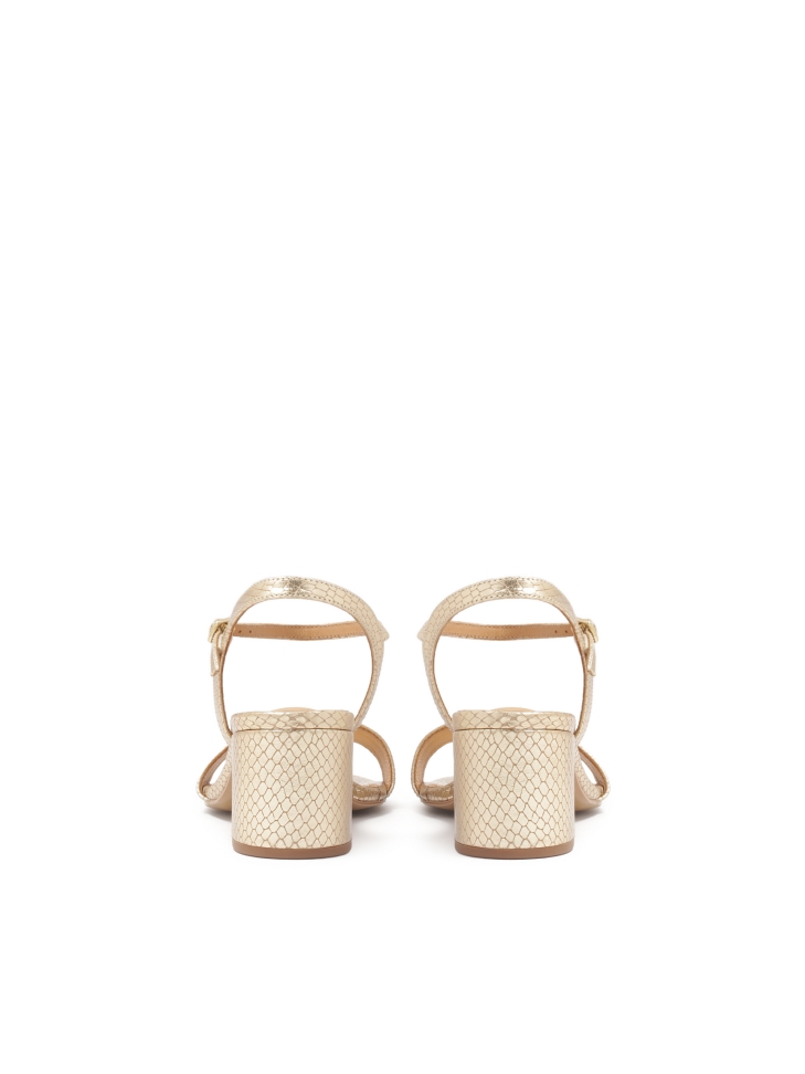 Złote sandały na niskim obcasie