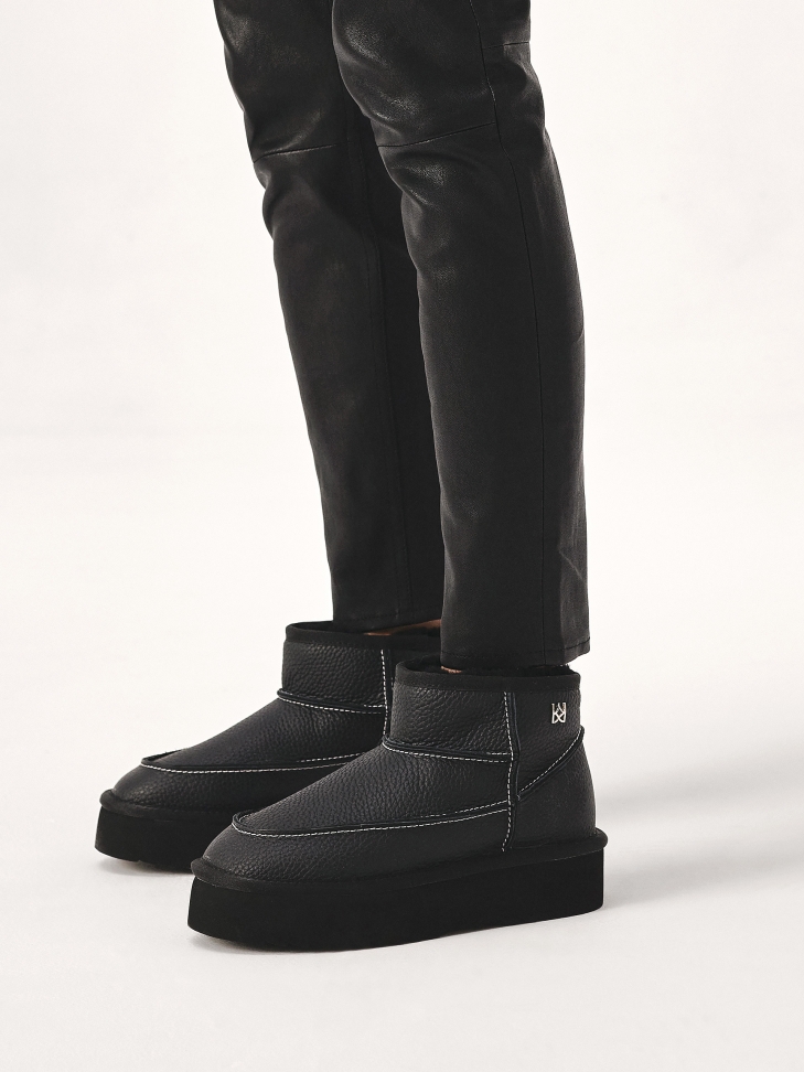 Czarne skórzane śniegowce z białą nitką