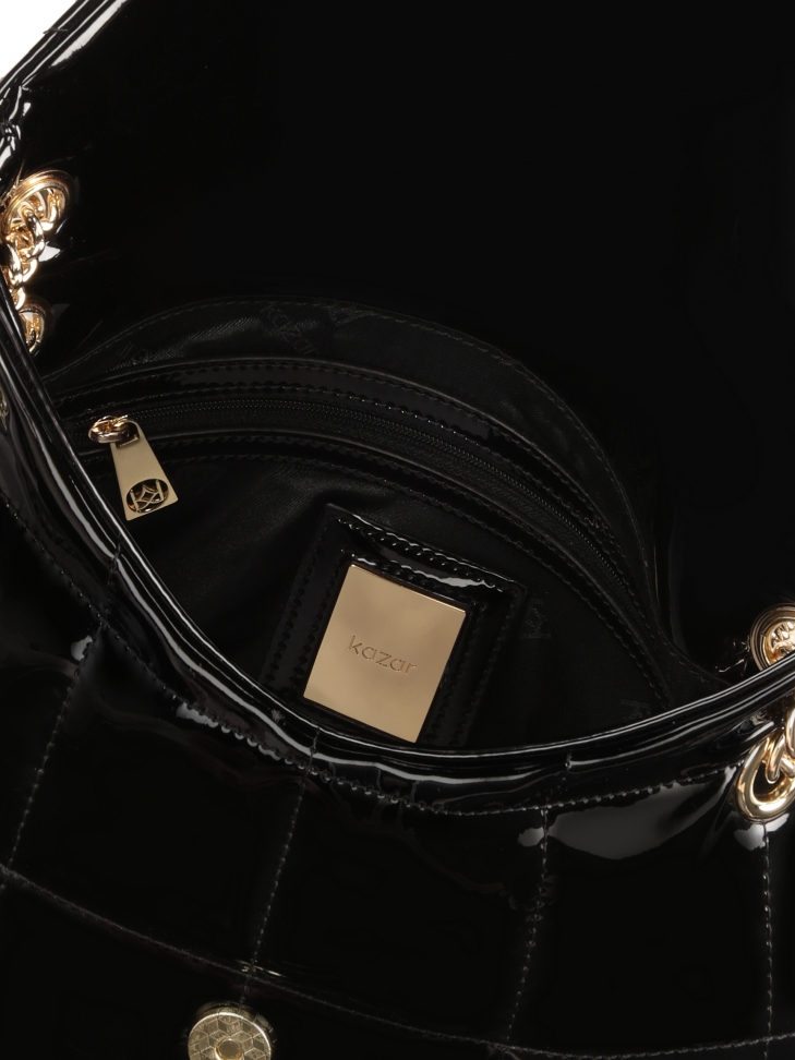 Lakierowana torebka z ciekawie zamykaną klapą