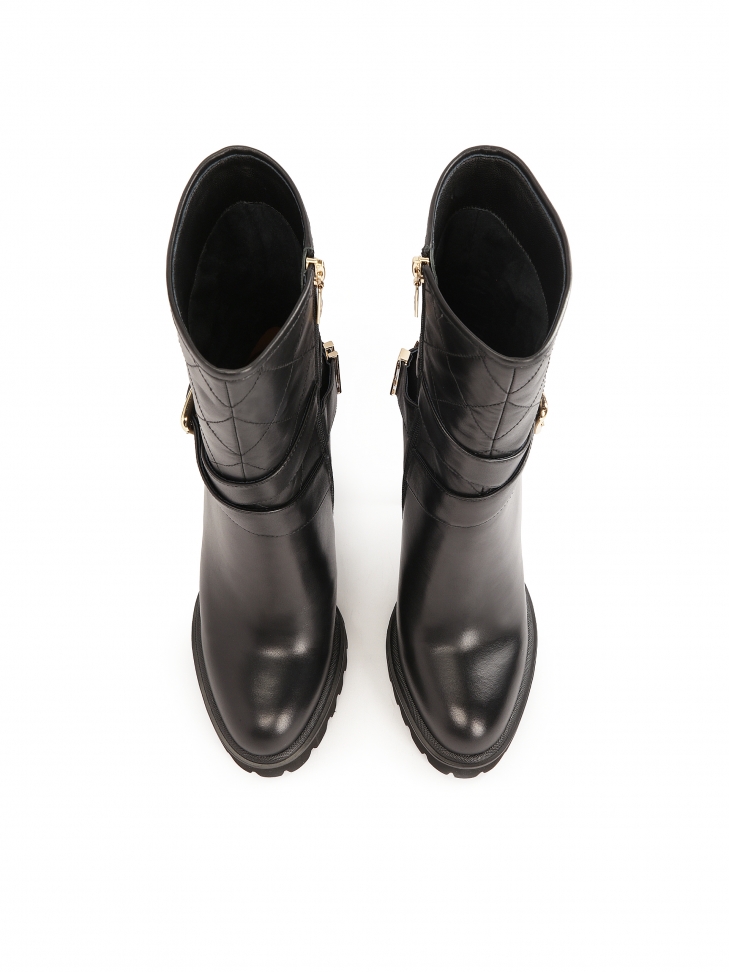 Botki na słupku z logowanym paskiem wokół cholewki