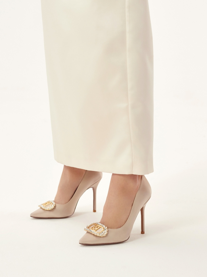 Zdobione beżowe czółenka ślubne z tkaniny