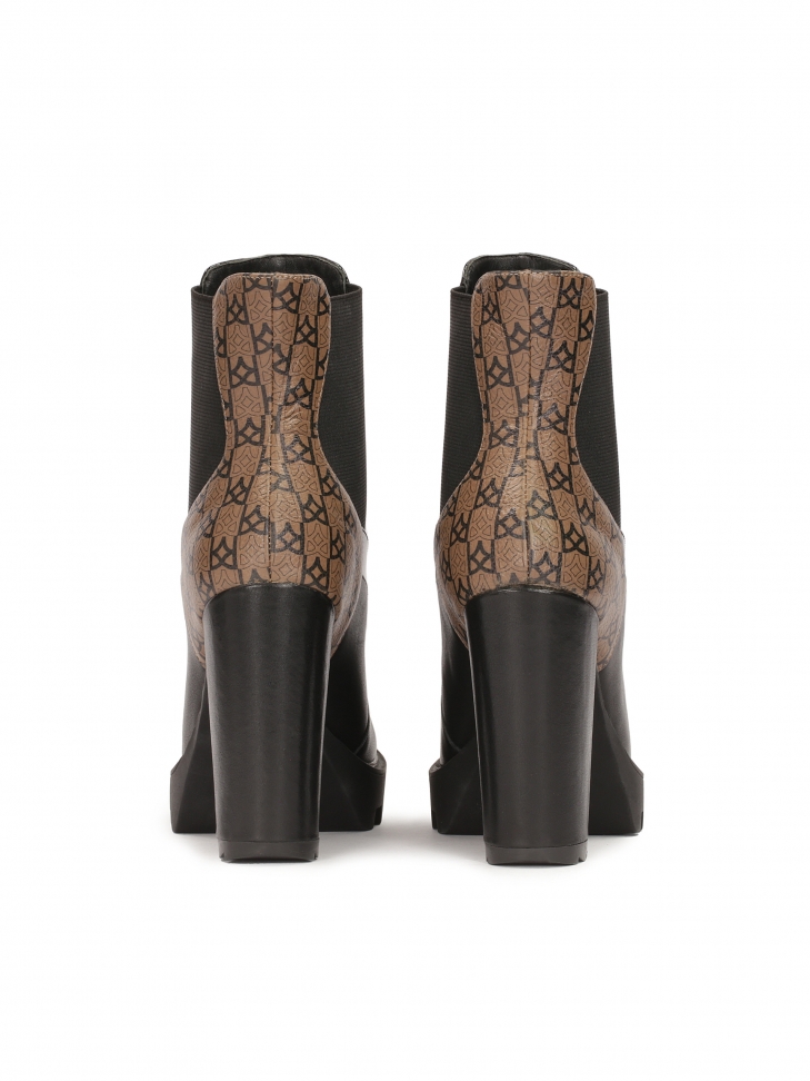 Wsuwane botki na klockowym obcasie z wstawką w monogramy KAZAR