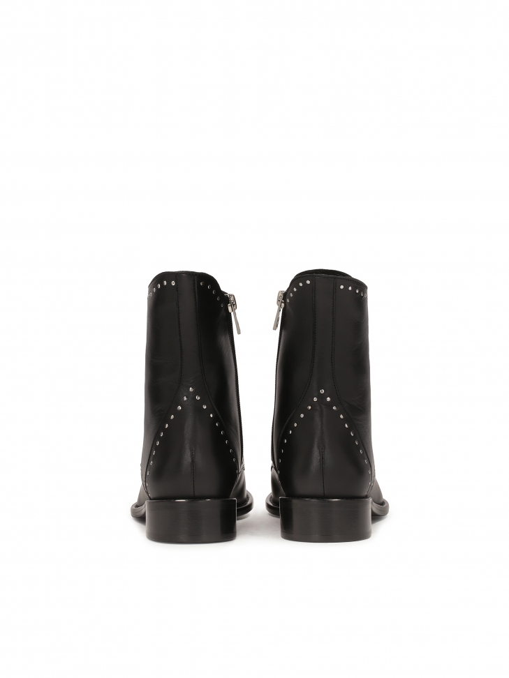 Czarne tzewiki zdobione nitami