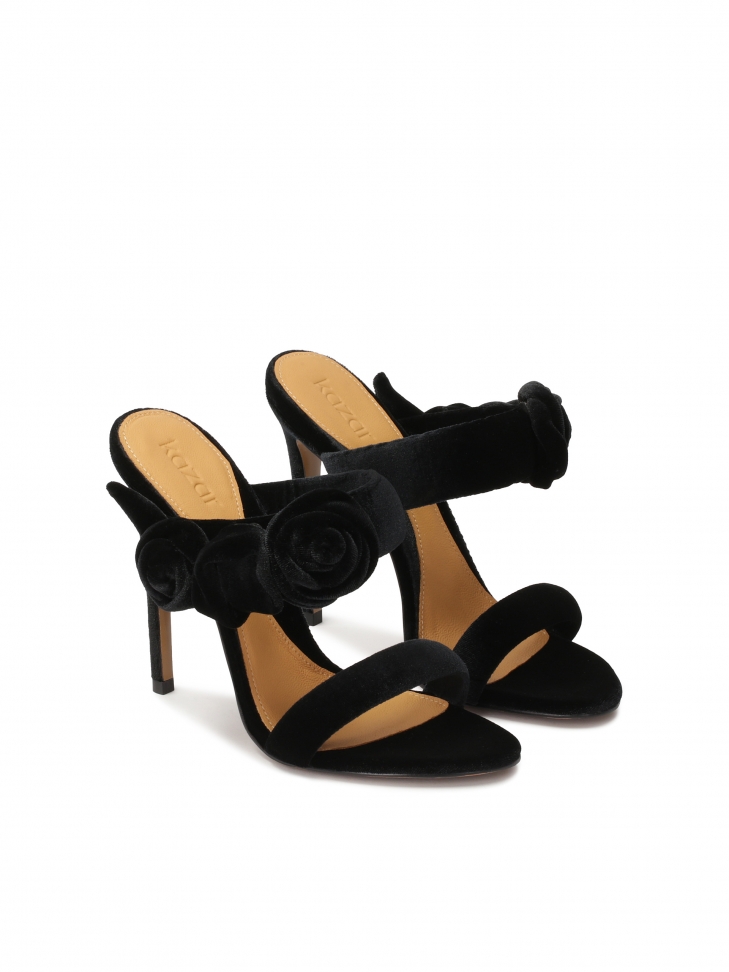 Klapki na obcasie zdobione różami 3D