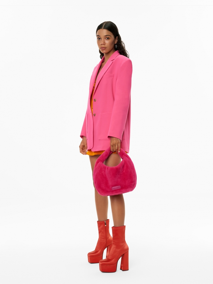 Czerwone botki na szerokim słupku i platformie