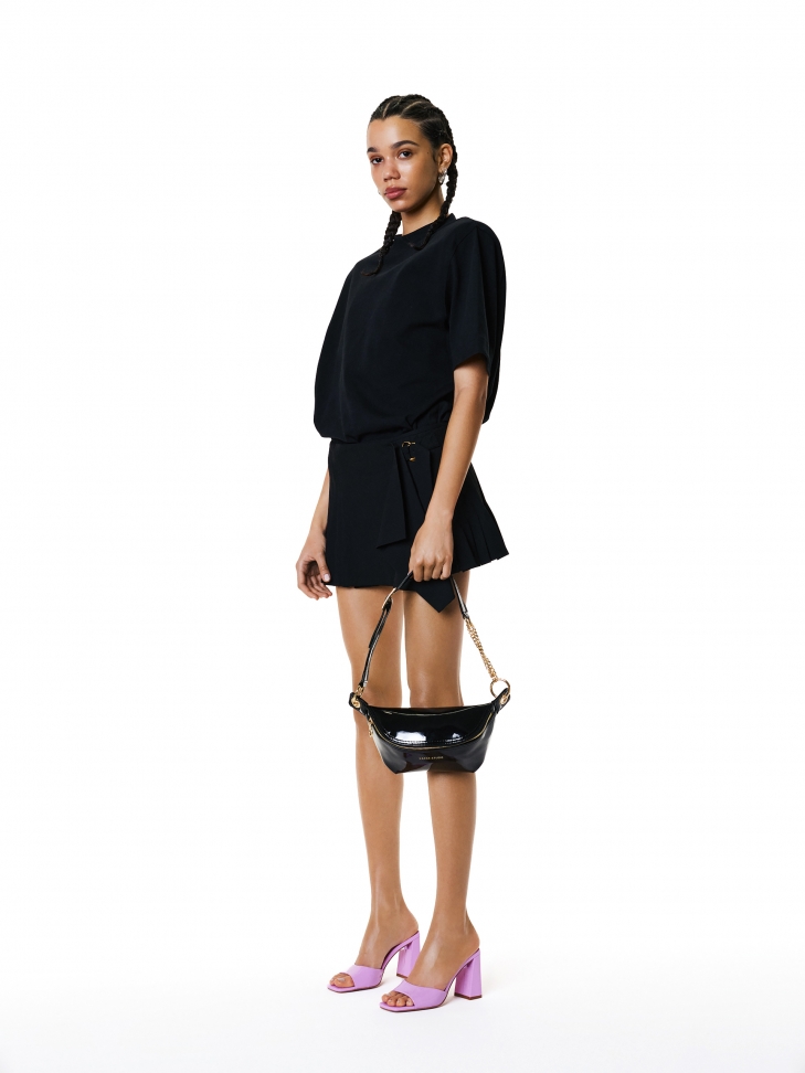 Lakierowana torebka typu nerka