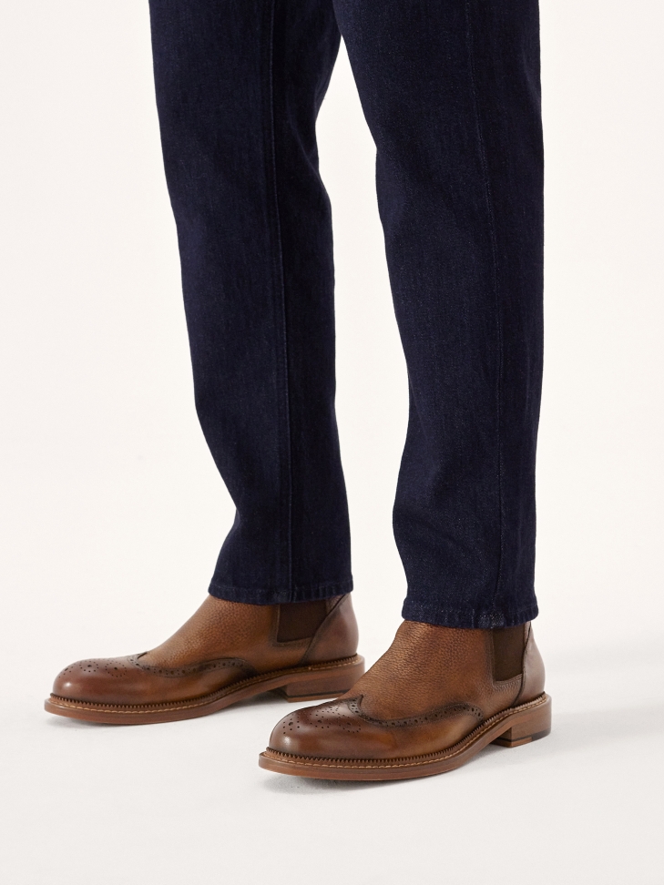 Brązowe sztyblety z rozetowym zdobieniem