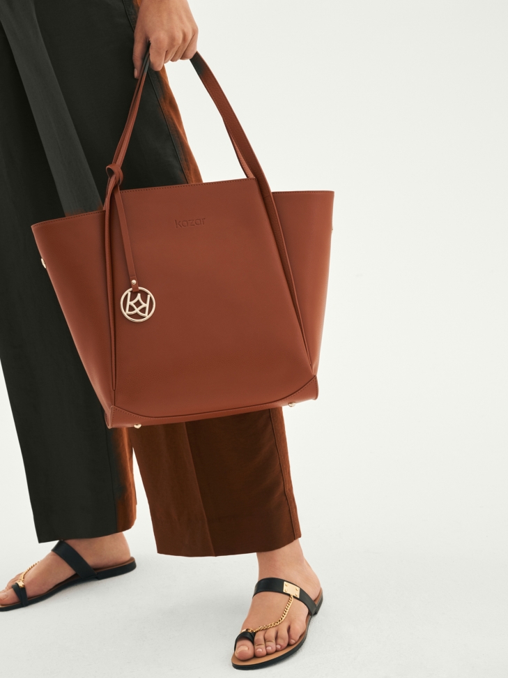 Skórzane czarne klapki z ozdobnym łańcuszkiem