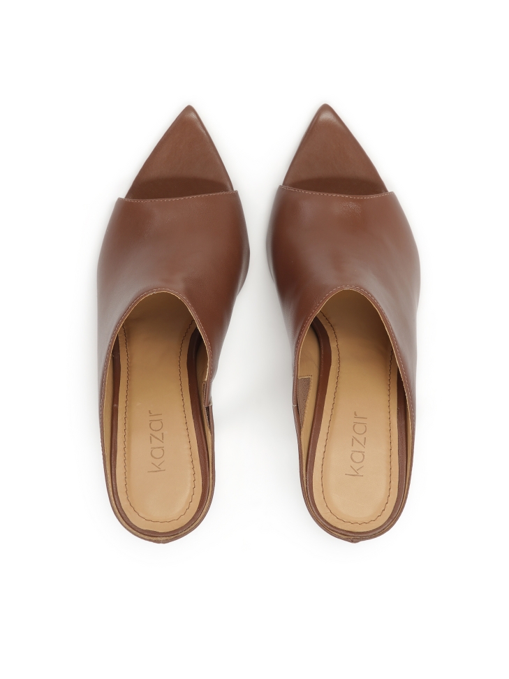 Brązowe klapki ze smukłym obcasem i noskiem w szpic